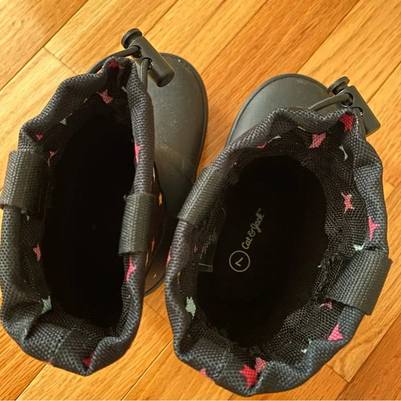 Like New 🆕 Cat Jack Snow Boots ❄️. black/star. Little kids (toddler) size 7. - Picture 2 of 5